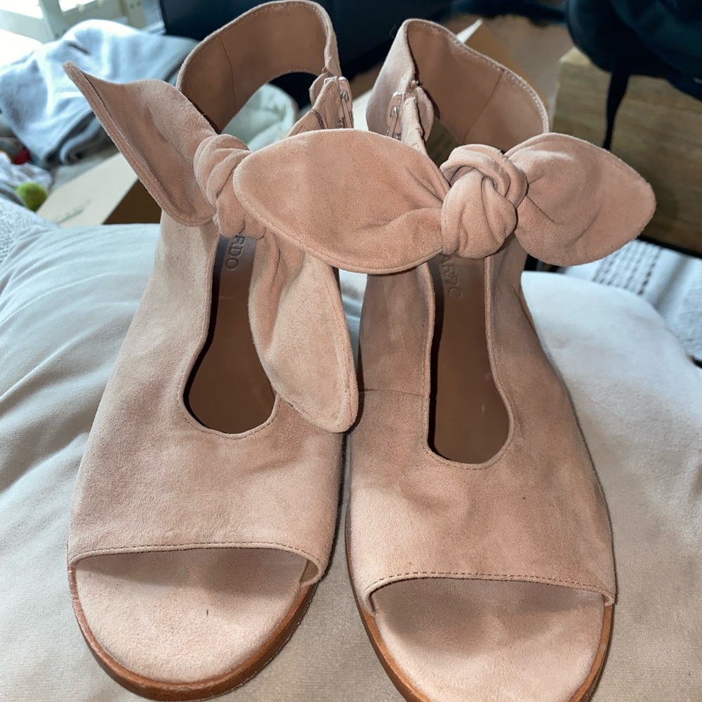 Size 9.5 Bernardo sandals- light pink